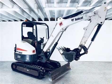 bobcat 320 mini excavator tracks|how to operate bobcat e32.